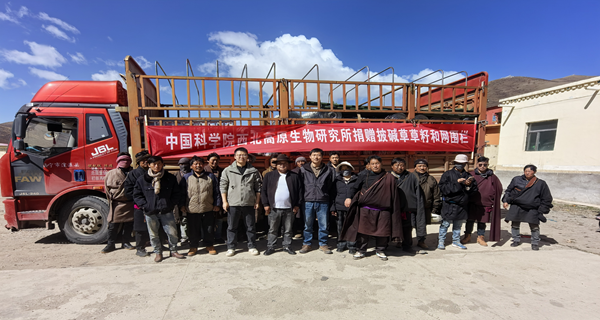 播撒草种固生态 科技赋能护草原